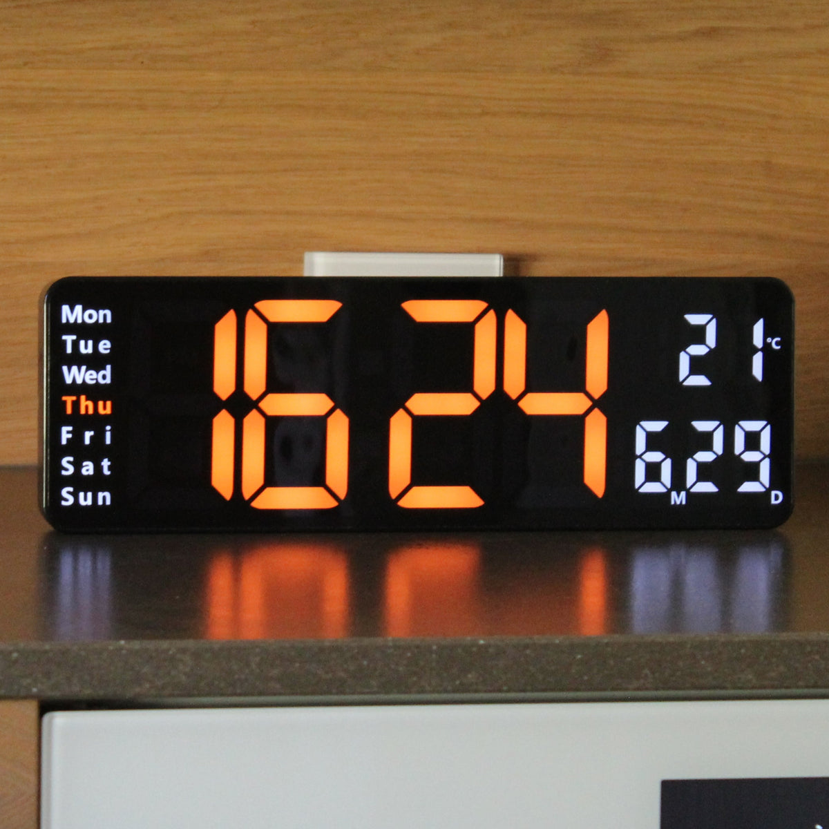 Opis Clock 1: Die digitale Wanduhr mit leuchtenden Ziffern