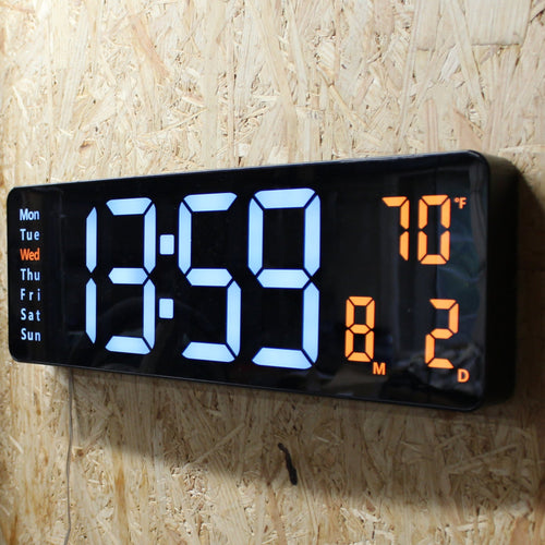 Opis Clock 1: Die digitale Wanduhr mit leuchtenden Ziffern