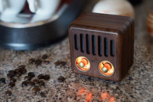 Lade das Bild in den Galerie-Viewer, Opis Radio 2 & 3 – Kleiner Hölzerner Retro Bluetooth Lautsprecher und UHF-Radio