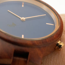 Lade das Bild in den Galerie-Viewer, Hero aus Rotem Sandelholz