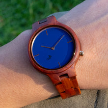 Lade das Bild in den Galerie-Viewer, Hero aus Rotem Sandelholz