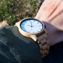 Lade das Bild in den Galerie-Viewer, Tristan aus Ahorn