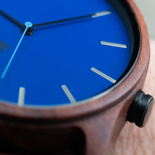 Lade das Bild in den Galerie-Viewer, Leander aus Rotem Sandelholz