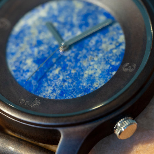 Julius aus Schwarzem Sandelholz und Lapis Lazuli