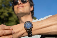 Lade das Bild in den Galerie-Viewer, Julius aus Schwarzem Sandelholz und Lapis Lazuli