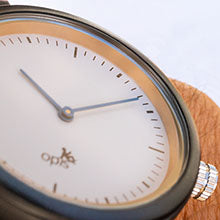 Lade das Bild in den Galerie-Viewer, Romeo aus Schwarzem Sandelholz und Leder