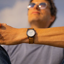 Lade das Bild in den Galerie-Viewer, Romeo aus Schwarzem Sandelholz und Leder