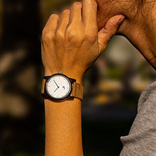 Lade das Bild in den Galerie-Viewer, Romeo aus Schwarzem Sandelholz und Leder