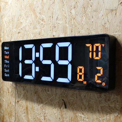 Opis Clock 1: Die digitale Wanduhr mit leuchtenden Ziffern