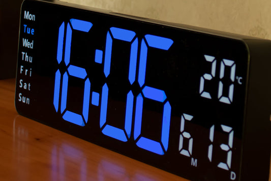 Opis Clock 1: Die digitale Wanduhr mit leuchtenden Ziffern