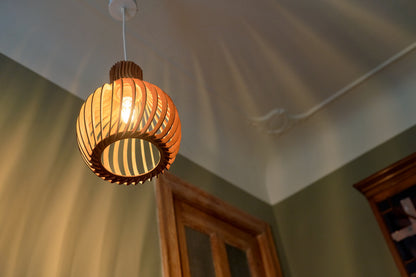 Opis Serie 2 - Holz-Hängelampen hergestellt aus eleganten, zusammensteckbaren Teilen