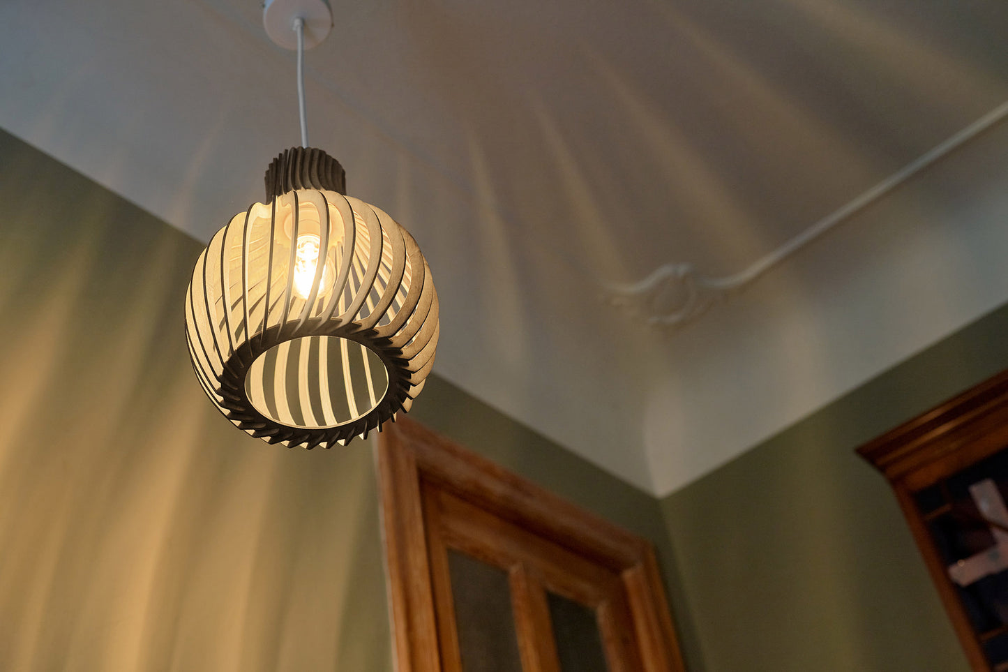 Opis Serie 2 - Holz-Hängelampen hergestellt aus eleganten, zusammensteckbaren Teilen