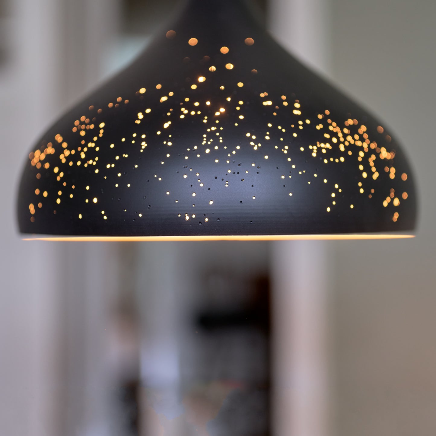 Opis Serie 3 - Rustikale Metallschirm-Lampen mit einzigartigem Lochmuster