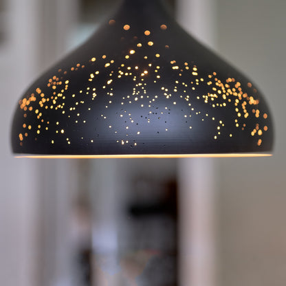 Opis Serie 3 - Rustikale Metallschirm-Lampen mit einzigartigem Lochmuster