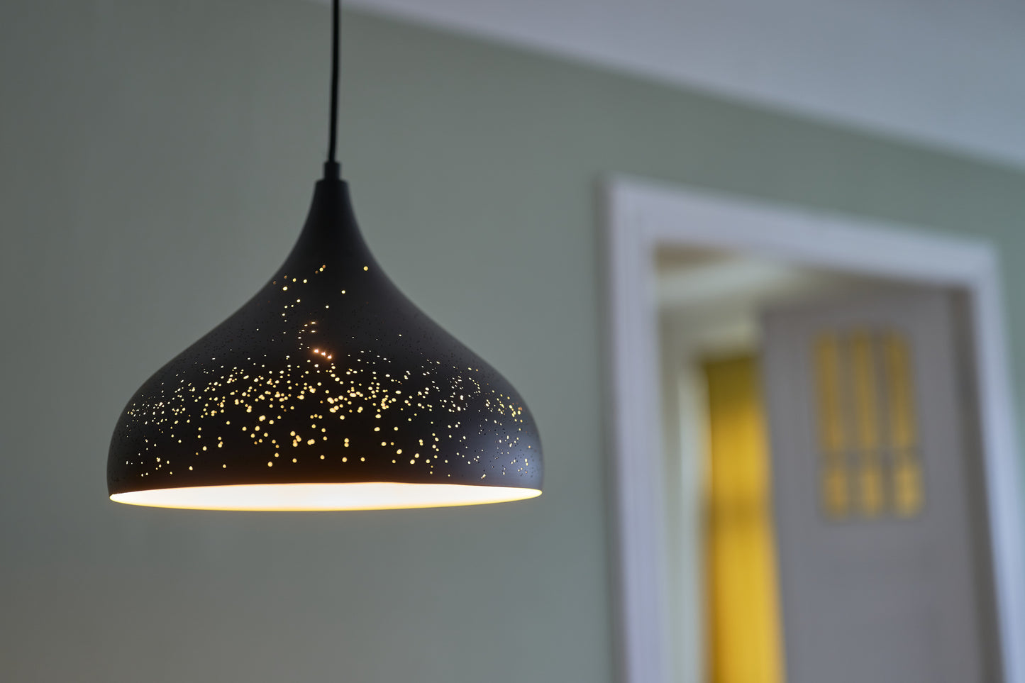 Opis Serie 3 - Rustikale Metallschirm-Lampen mit einzigartigem Lochmuster