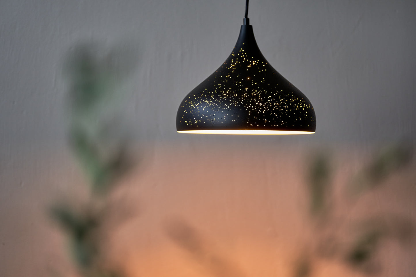 Opis Serie 3 - Rustikale Metallschirm-Lampen mit einzigartigem Lochmuster
