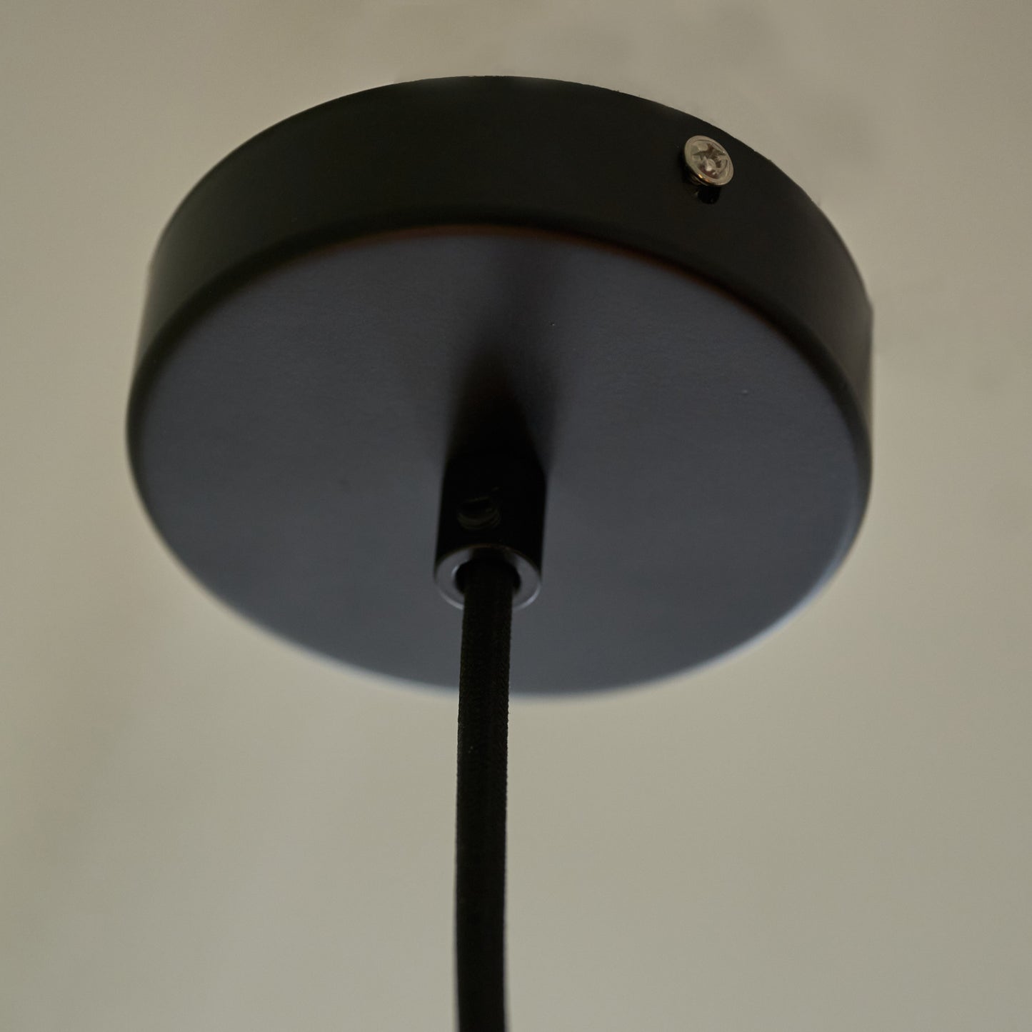 Opis Serie 3 - Rustikale Metallschirm-Lampen mit einzigartigem Lochmuster