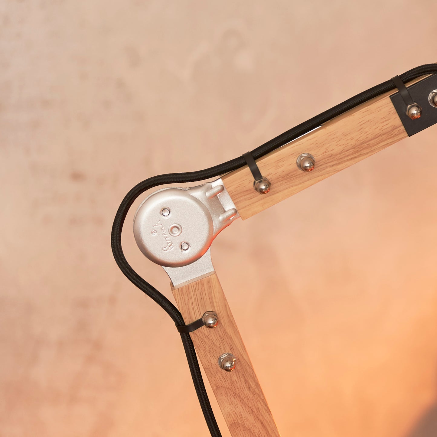Opis Serie 1 - Retro Schreibtisch-oder Hängelampe aus massivem Metall und Holz