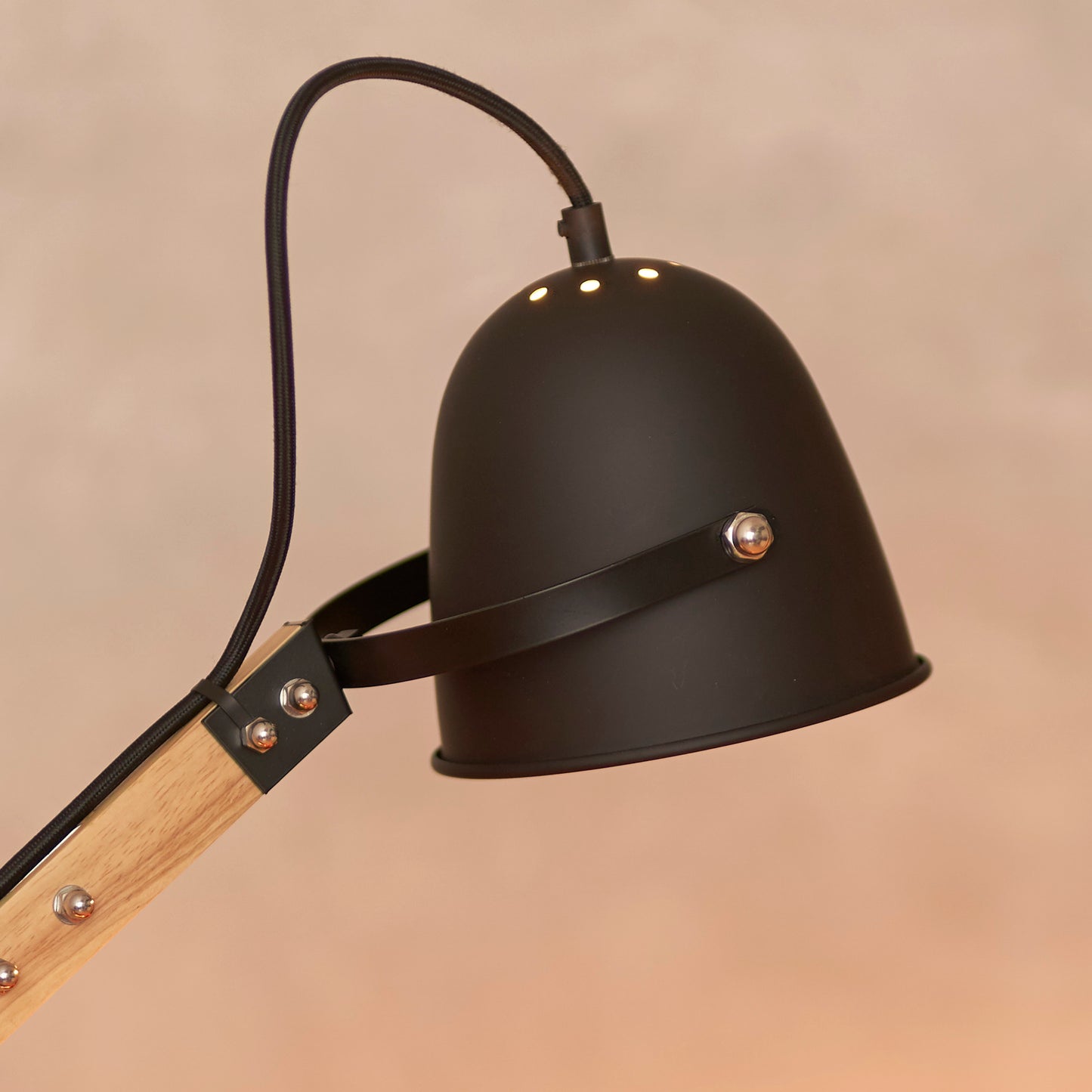 Opis Serie 1 - Retro Schreibtisch-oder Hängelampe aus massivem Metall und Holz