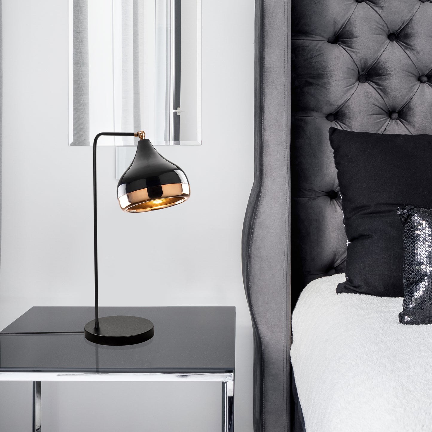 Opis Serie 5 - Elegante Lampen aus schwarzem Metall und Kupfer