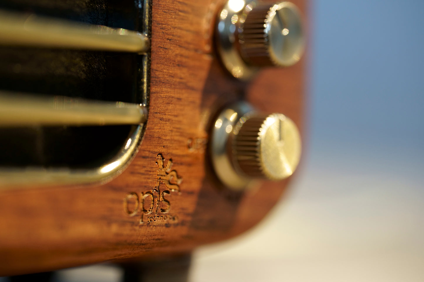 Opis Radio 2 & 3  – Kleiner Hölzerner Retro Bluetooth Lautsprecher und UHF-Radio