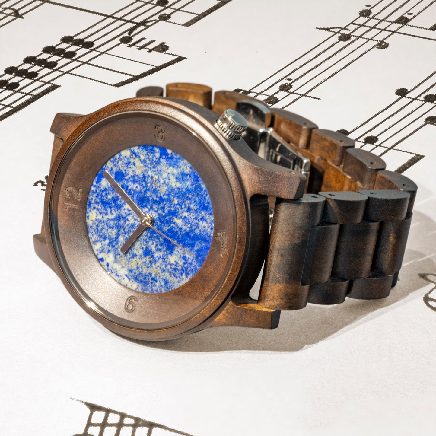 Julius aus Schwarzem Sandelholz und Lapis Lazuli