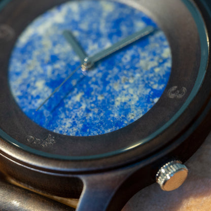 Julius aus Schwarzem Sandelholz und Lapis Lazuli